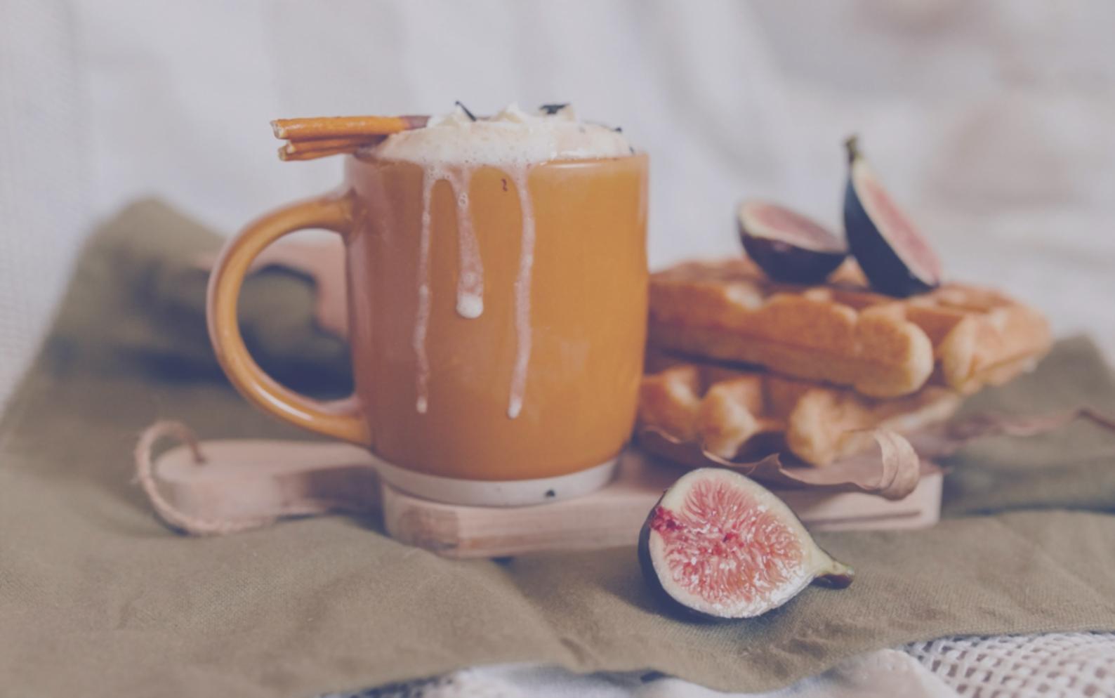 Świeże warzywa i owoce ułożone na drewnianym blacie